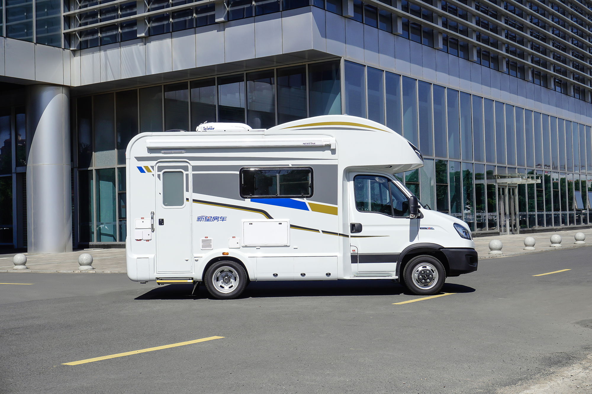 新依途c600-后开门房车,后厨后卫 大空间会客区,空间新构造!