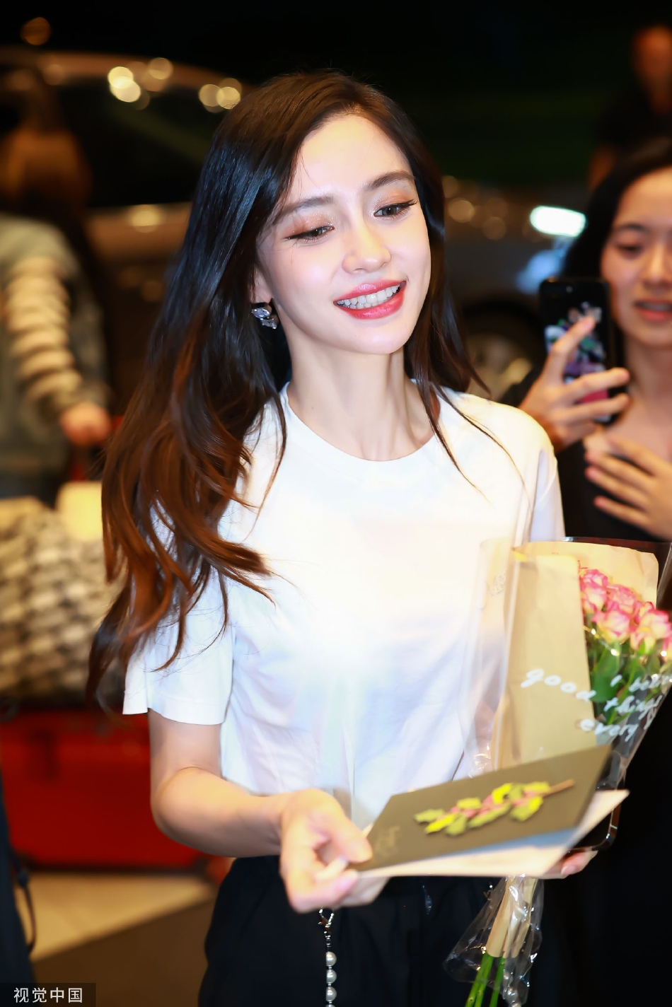 组图:angelababy《心动的信号》下班路透 飘逸长发温柔十足