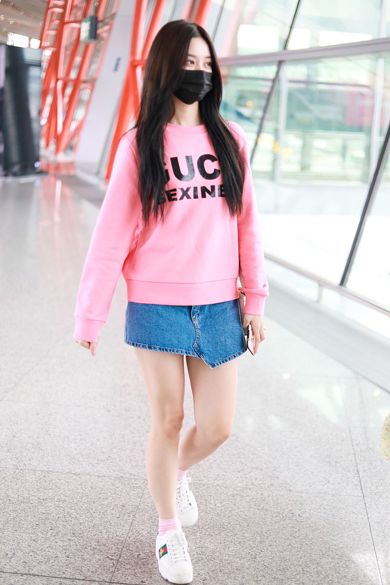 徐艺洋街拍:gucci粉色卫衣搭配牛仔裙元气满满