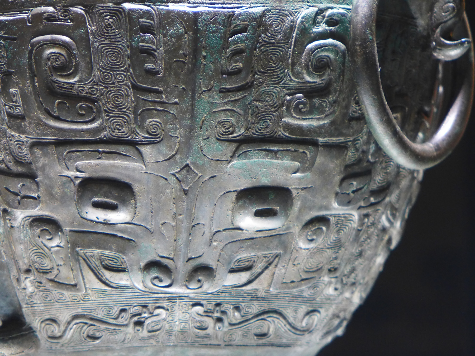 卷体夔纹龙盖罍——喀左小波汰沟青铜器窖藏出土