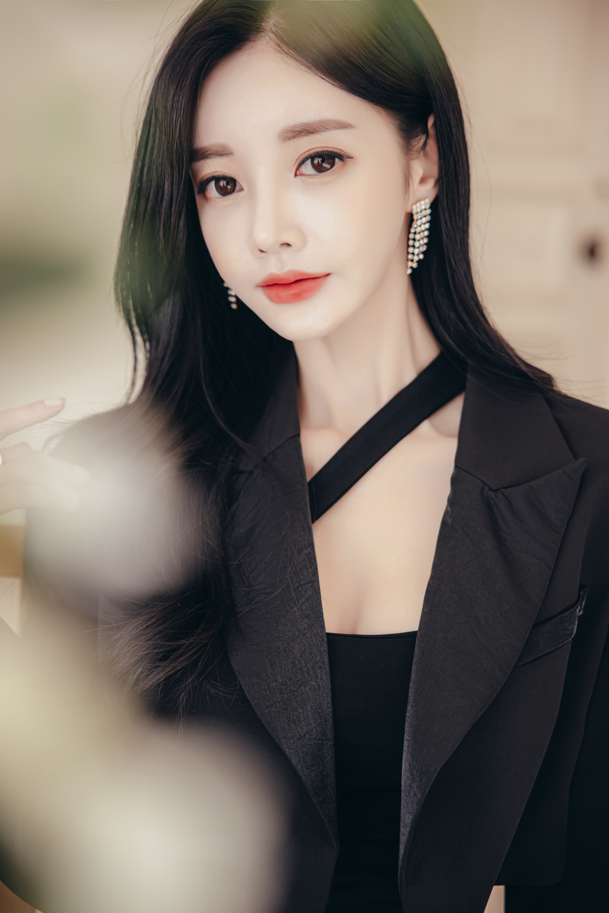 韩国美女孙允珠秋装时尚写真:铂银妖姬幻黑龙舌兰都市衣裙