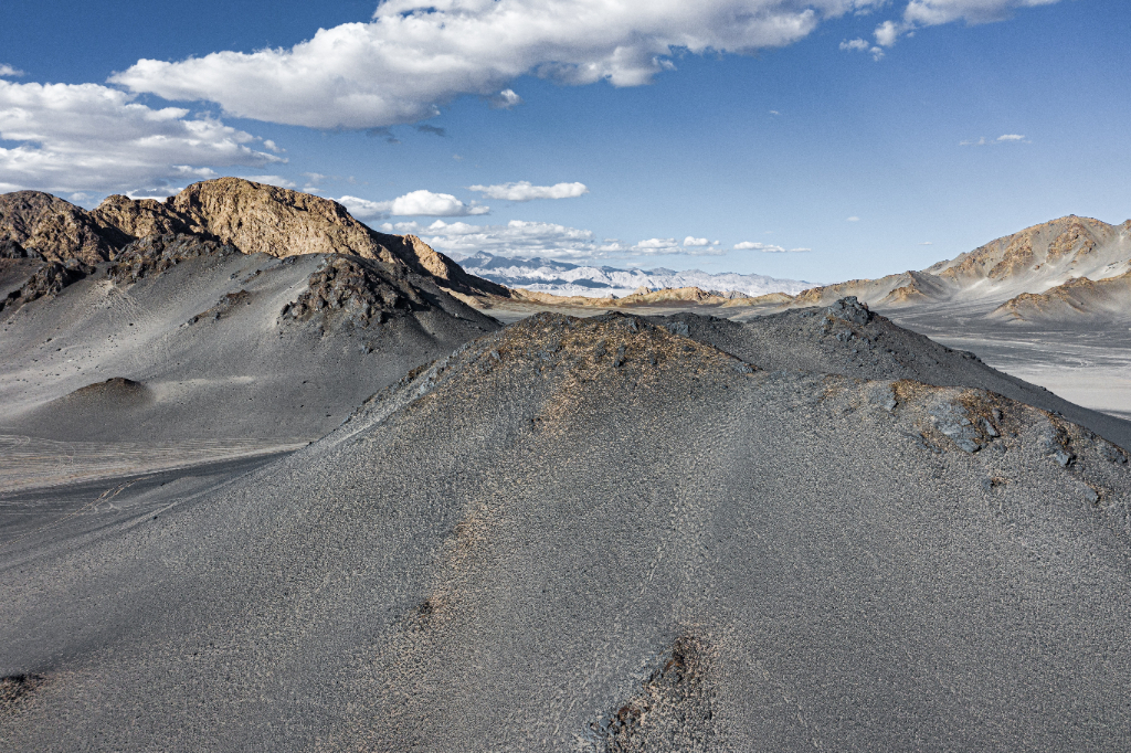 地球上最像月球的地方 航拍青海海西冷湖镇黑独山