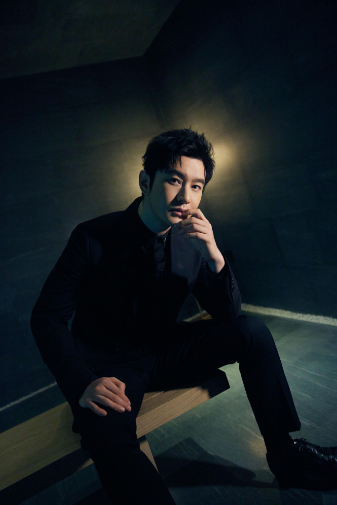 黄晓明发布西装造型格调写真 气质冷御雅致似贵公子