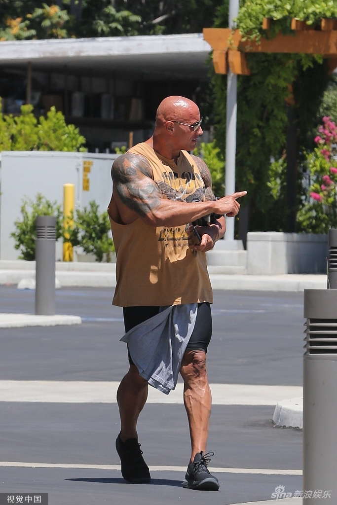 组图:巨石强森穿背心大秀肌肉纹身瞩目 对镜头开怀笑反差萌