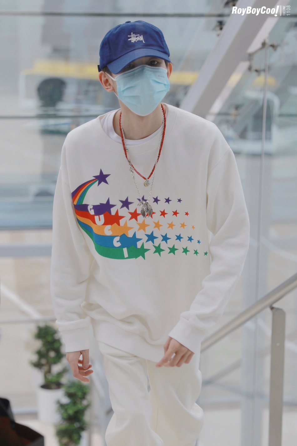 组图:王源戴蓝色棒球帽现身机场 一身白色运动装休闲简约