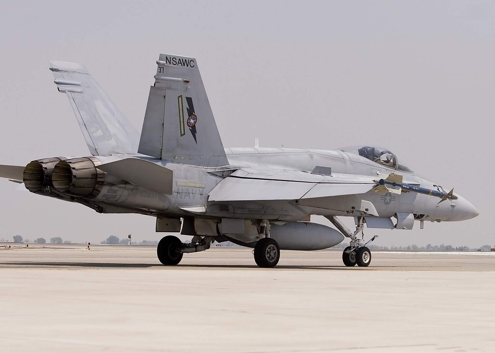 经典大黄蜂战斗机产量近1500架,美国海军早已停用,性能依然不俗