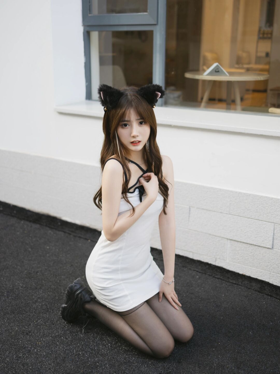 穿黑丝袜的苗条美女,漂亮又可爱,黑丝让腿部显瘦,漂亮优雅