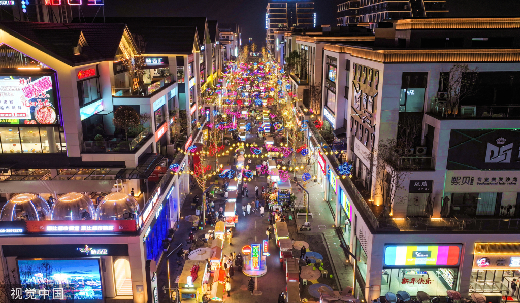 四川仁寿:商业街人头攒动 市民观彩灯品美食