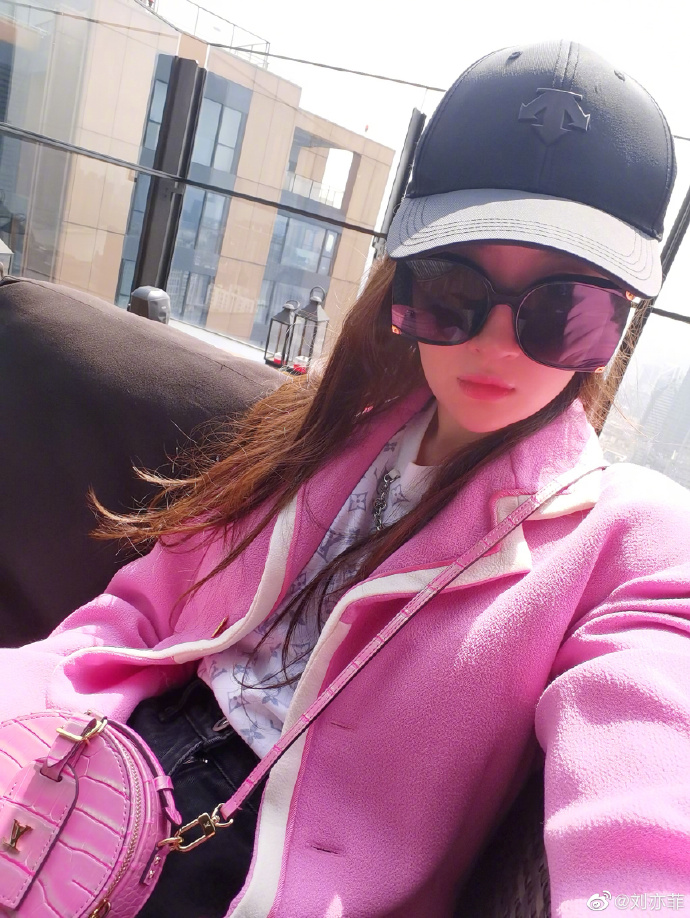 组图:刘亦菲晒四宫格自拍美出神 戴墨镜托腮甜笑惬意悠闲