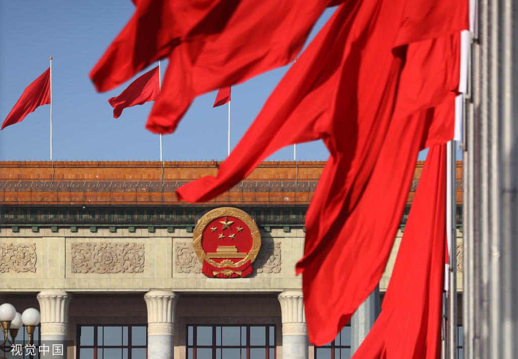 北京:天安门广场红旗飘飘 喜迎两会开幕