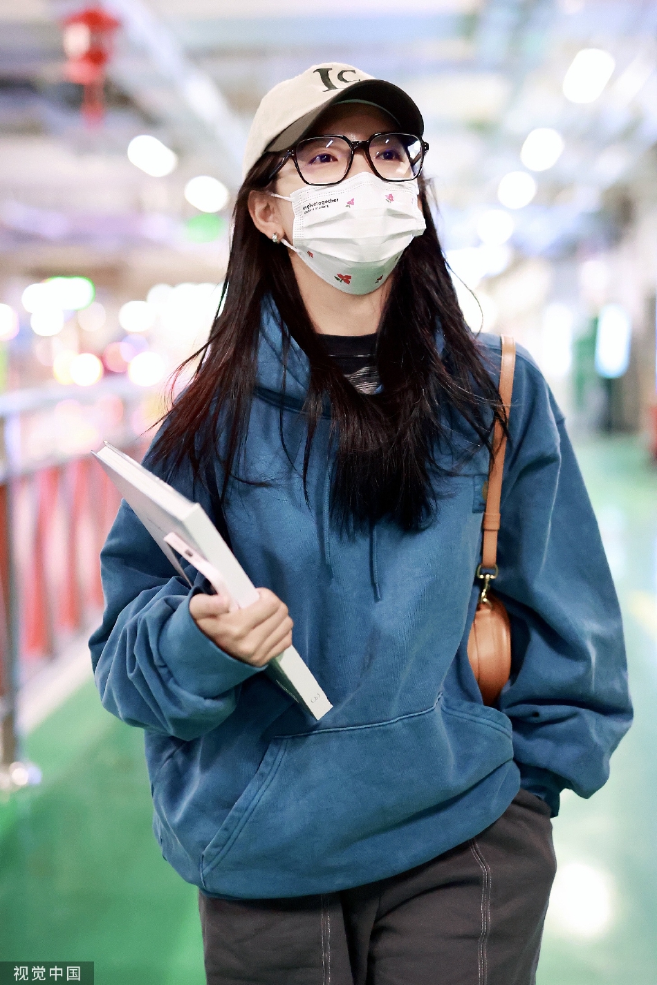 组图:演员章若楠现身北京机场 蓝色卫衣搭配黑框眼镜呆萌可爱