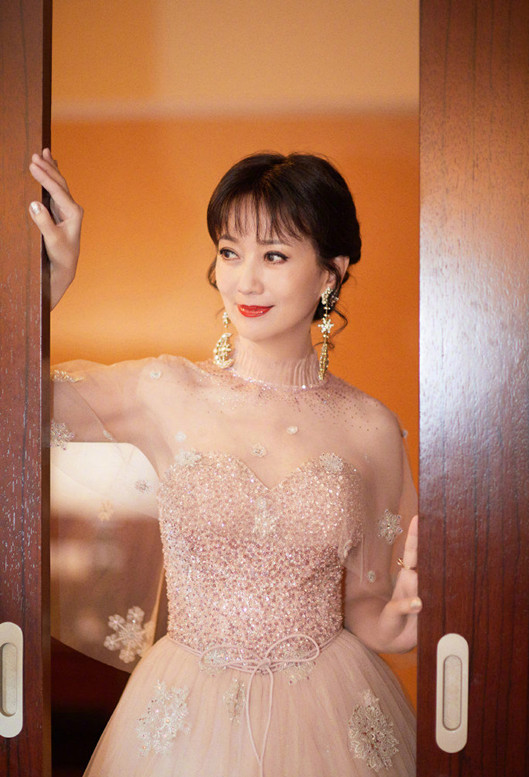 赵雅芝,一袭粉色星光长裙尽显女神大气优雅