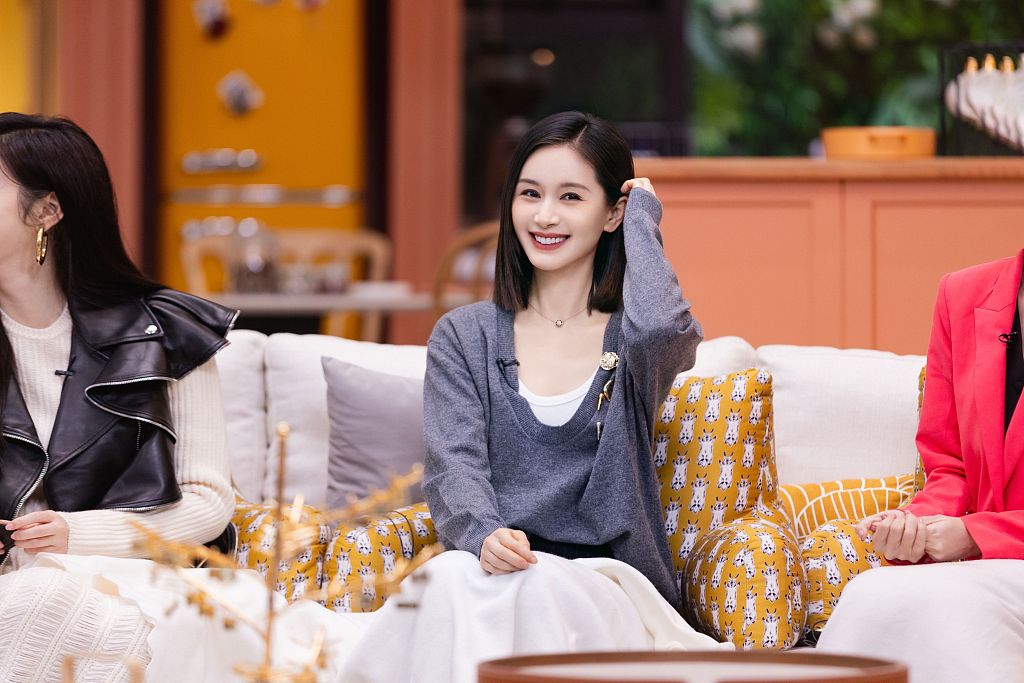 王子文亮相综艺《半熟恋人》上衣叠穿look优雅时髦