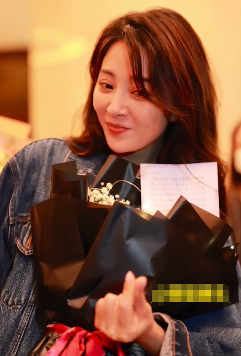 组图:殷桃获金鹰奖之后给粉丝比心 手捧鲜花感谢粉丝