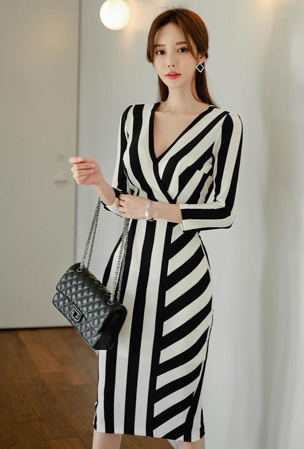 韩国模特孙允珠韩版黑白斑纹v领半袖及膝连衣裙网拍