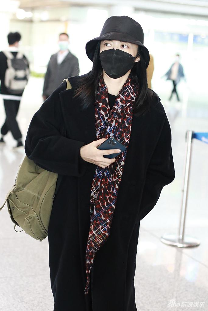 组图:姚晨戴花丝巾配大衣优雅低调 独自抵京背包疾行