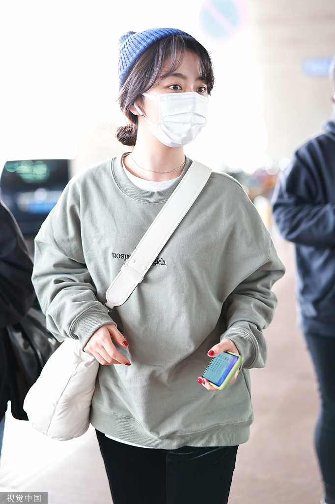 组图:谭松韵戴蓝色毛线帽清新可爱 着灰色套头卫衣简约休闲