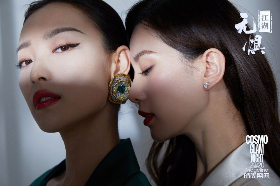 组图:刘诗诗搂倪妮腰拍大片 两姐妹嘟嘴假装亲吻糖分超标