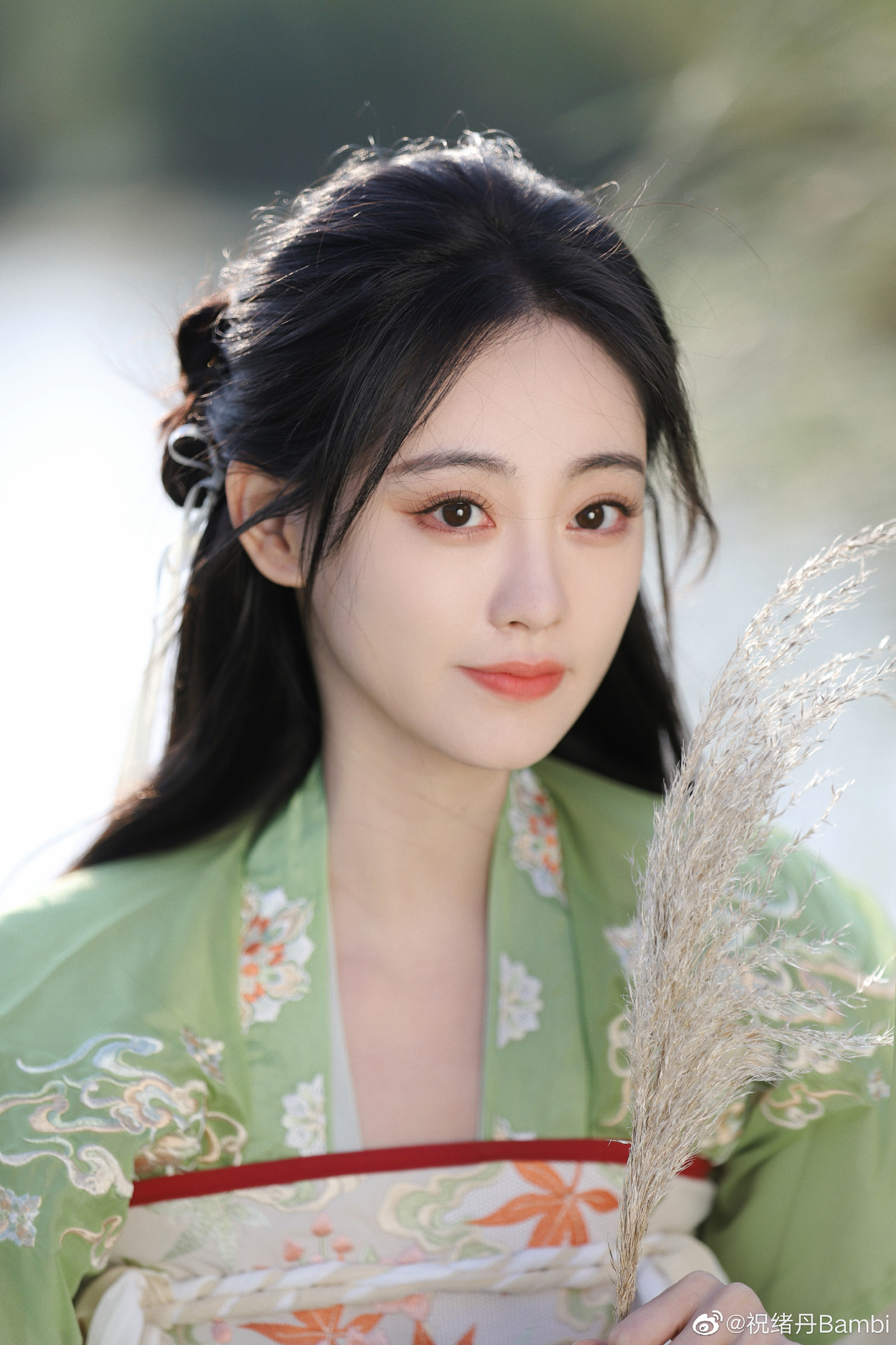 祝绪丹温婉动人