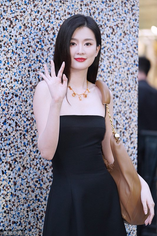 组图:乔欣穿黑色小吊带短裙 黑长直披肩对镜头挥手微笑