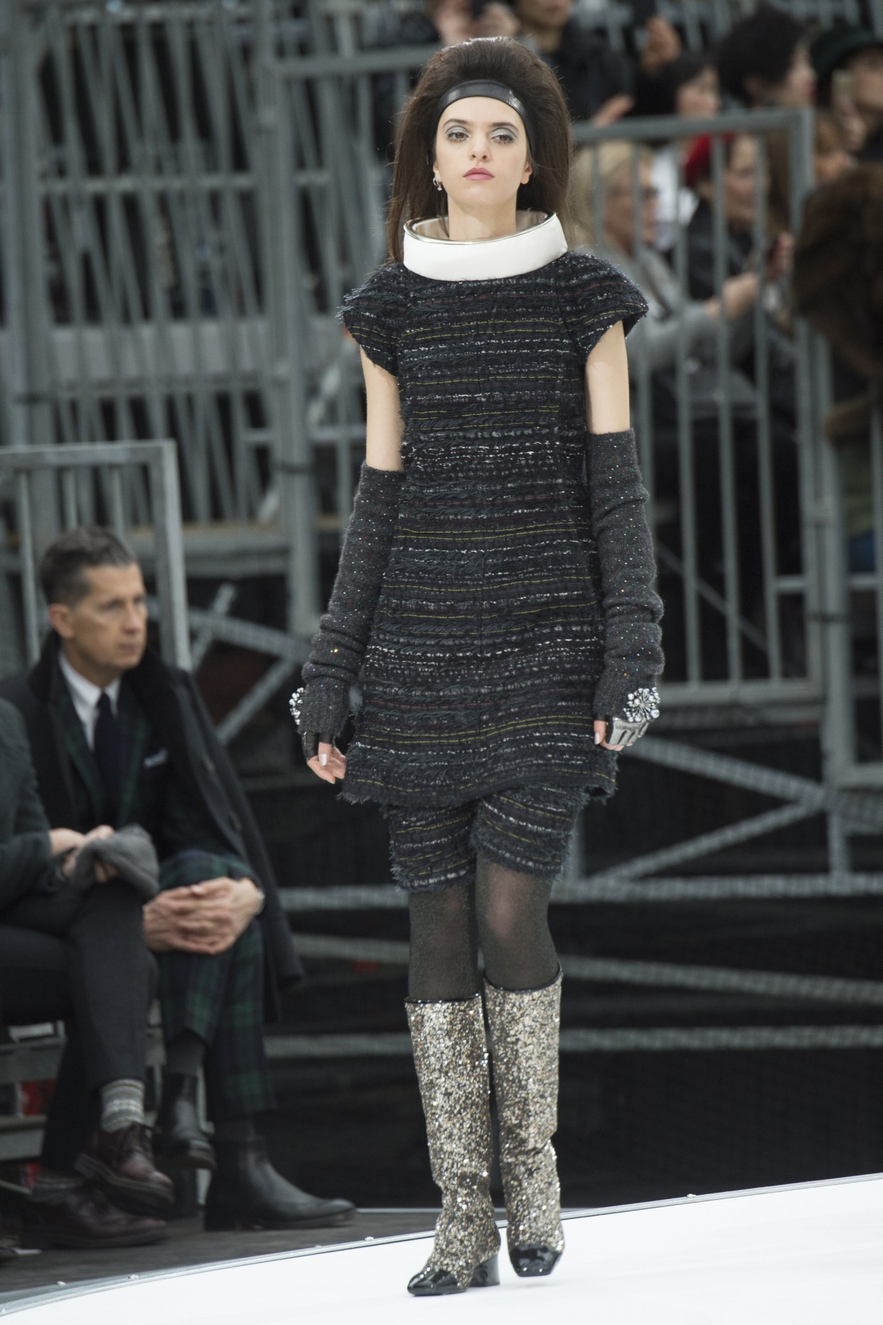 chanel来自外太空的裙子舞动就像时髦的迪斯科,颇受喜爱