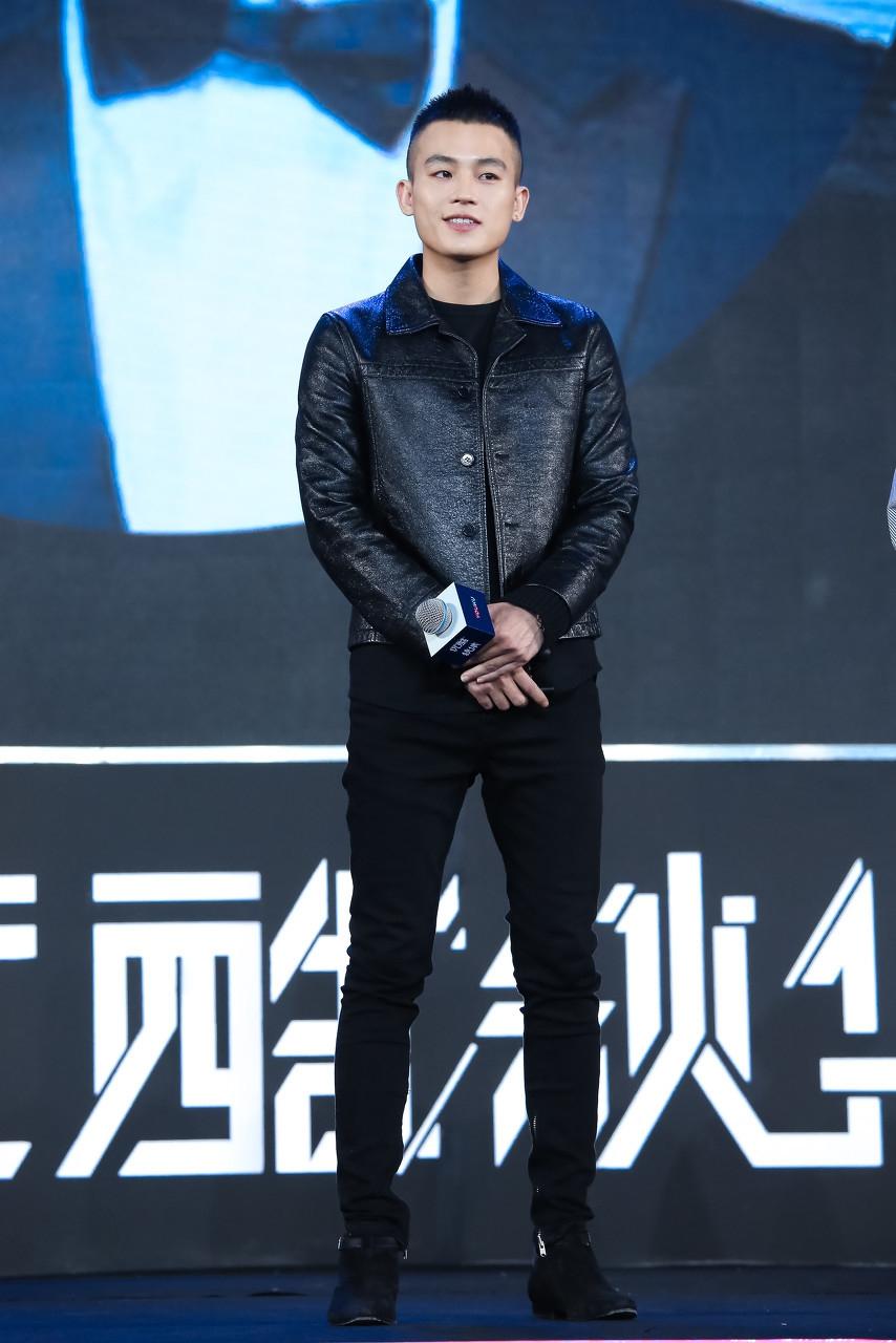 欧豪的时尚穿搭,黑色皮衣酷帅有型