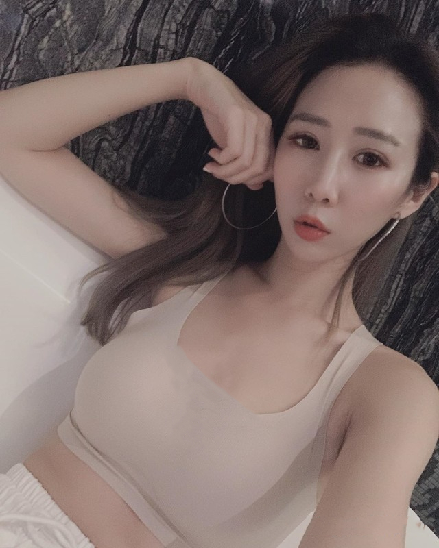 健身锻炼美女达人维妮的生活写真照,前卫穿搭塑造完美身材