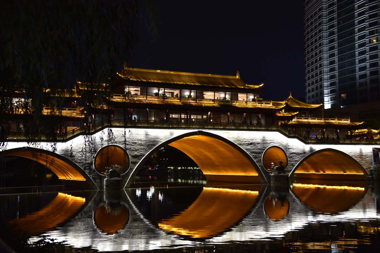 成都的九眼桥和兰桂坊,像极了重庆的九街和上海的华山路