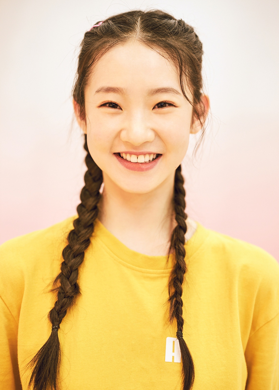 组图:独家对话《创3》张艺凡 头扎双马尾麻花辫活力俏皮