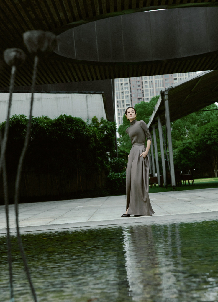 马伊琍出席maxmara品牌活动 灰色系造型优雅与现代并存