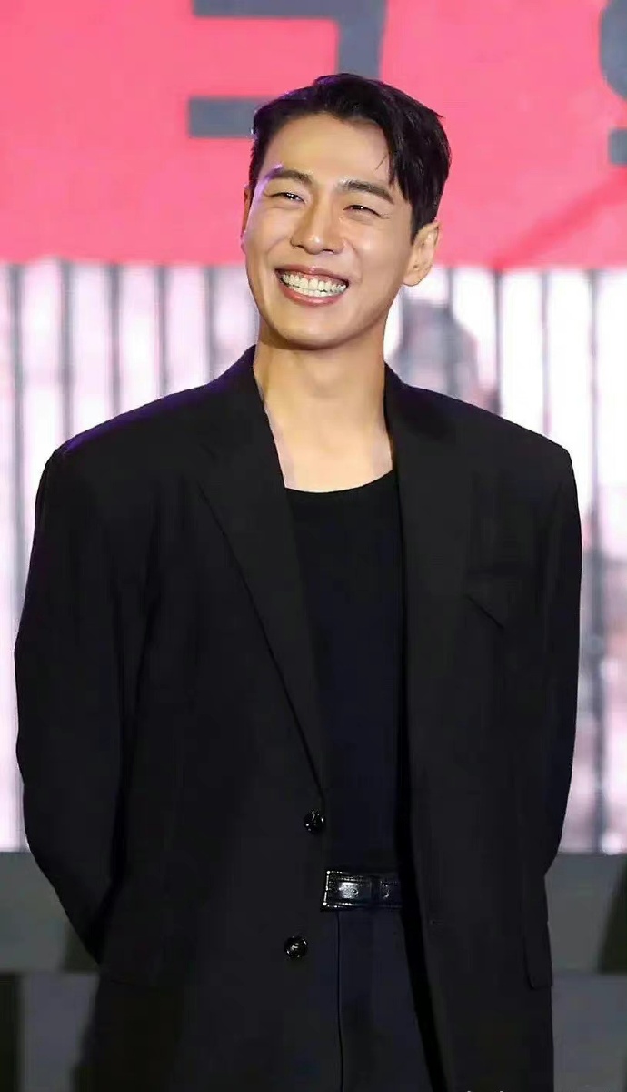 组图:李玹雨亮相《纸钞屋》发布会 近照与之前形象差距大