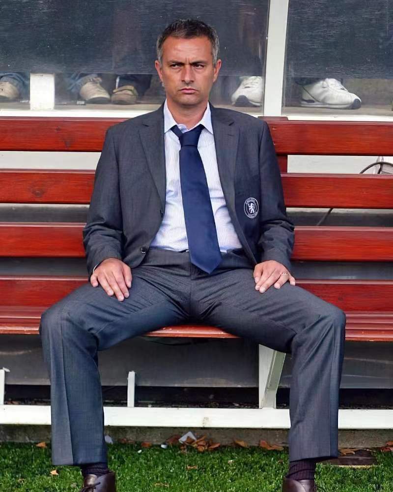 穆里尼奥执教切尔西时期身穿西装场边指挥