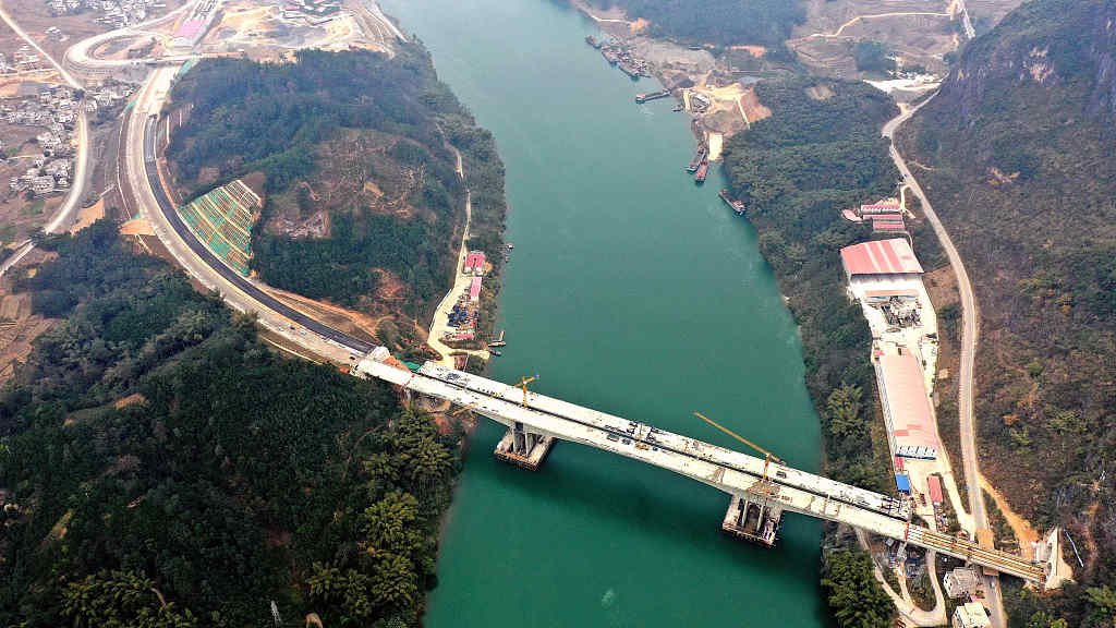 广西河池:都巴高速红水河特大桥左幅全线贯通