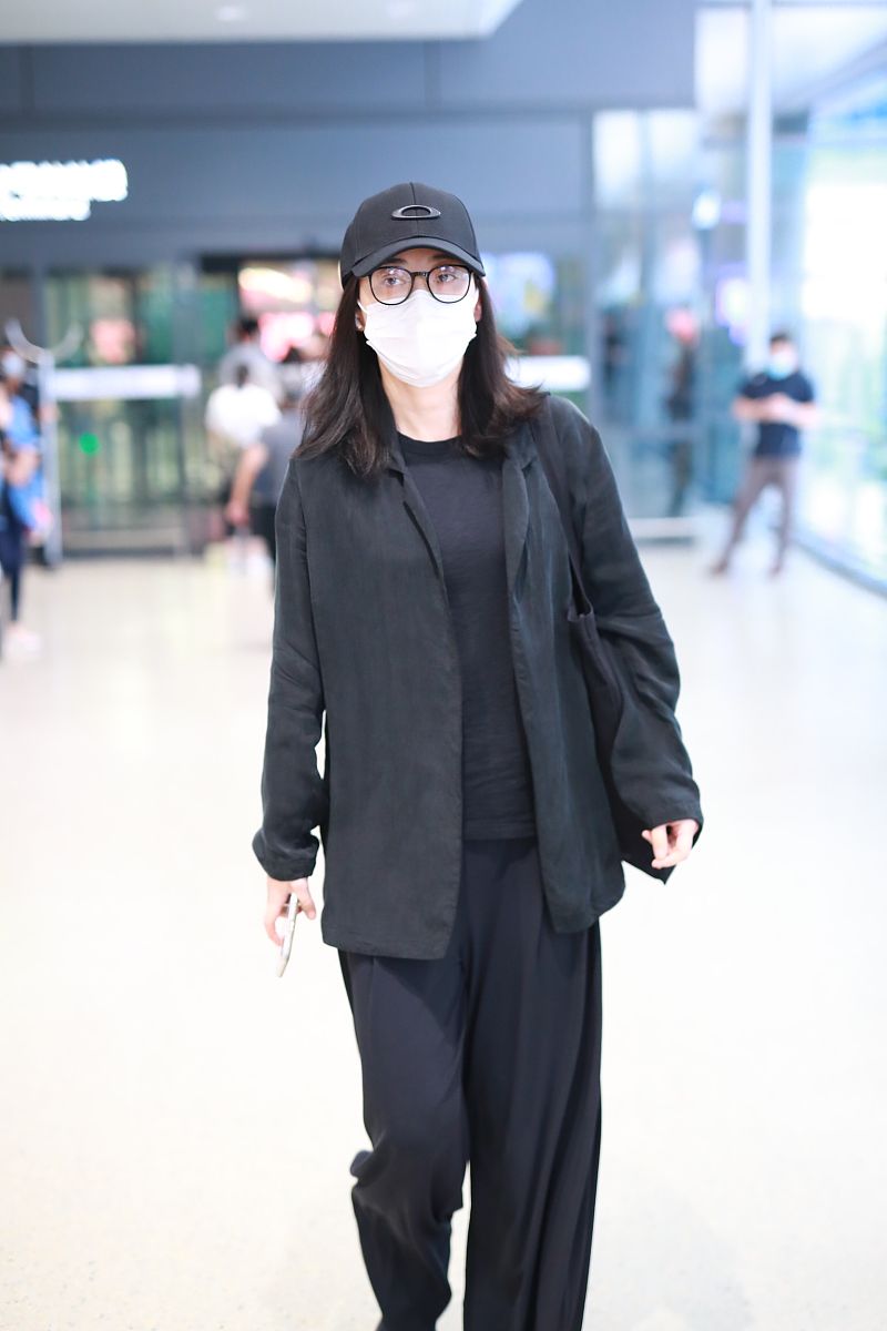 梅婷街拍:薄西装开衫阔腿裤全黑朴素低调