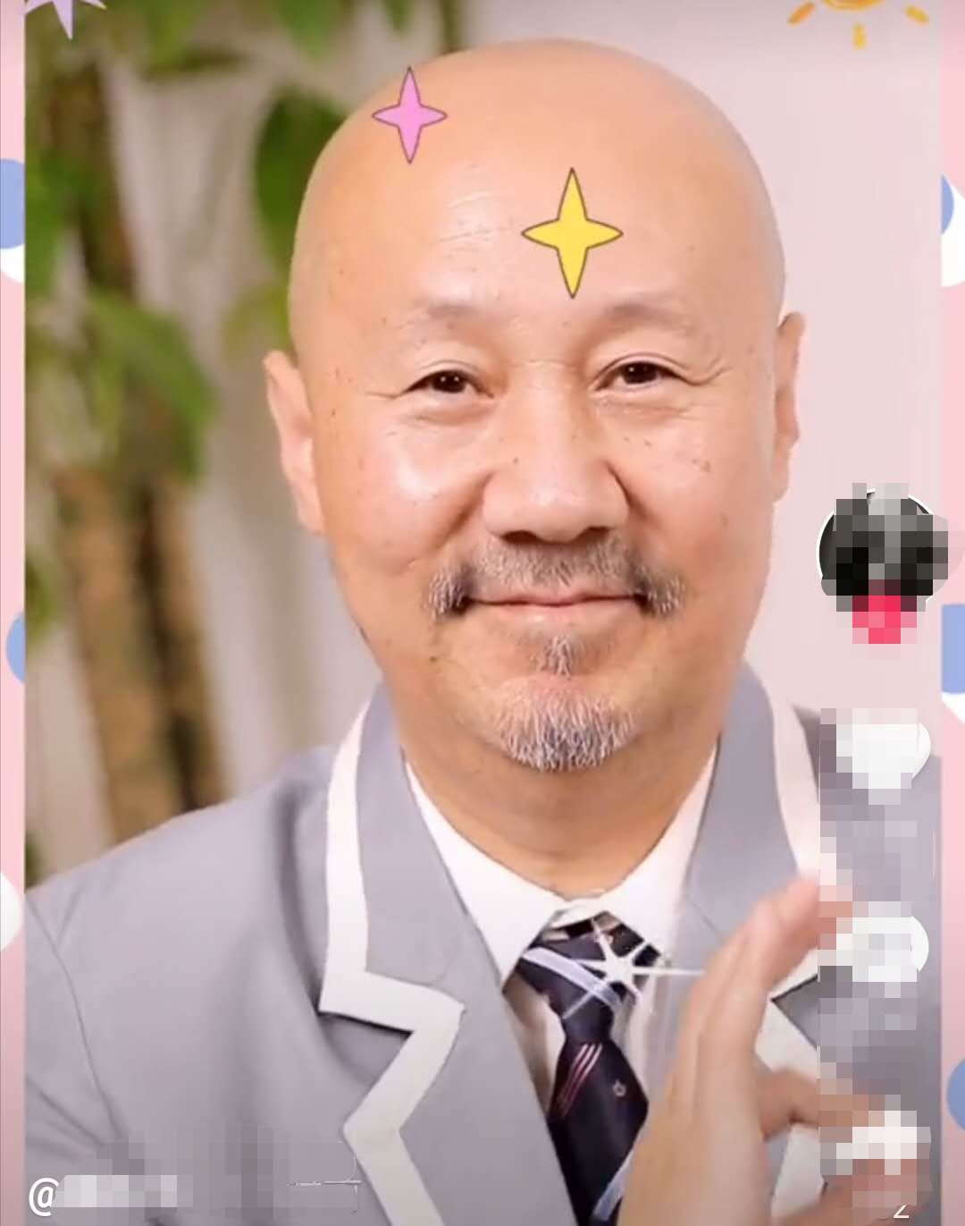 70岁腾格尔不唱歌大跳女团舞,比心放电风格多变,网友:大爷可爱