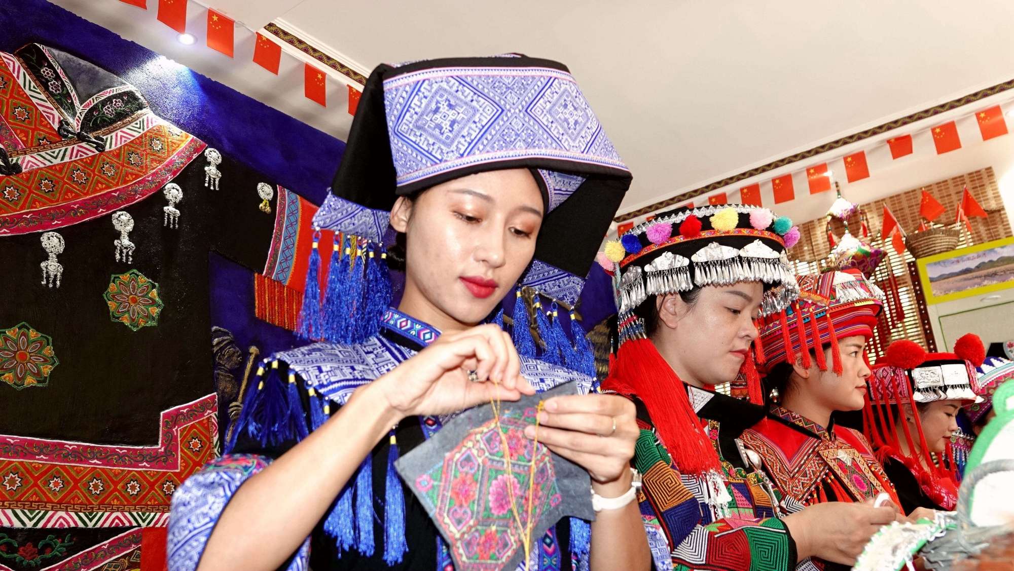 广西都安:瑶族服饰工坊赶制盛装迎国庆