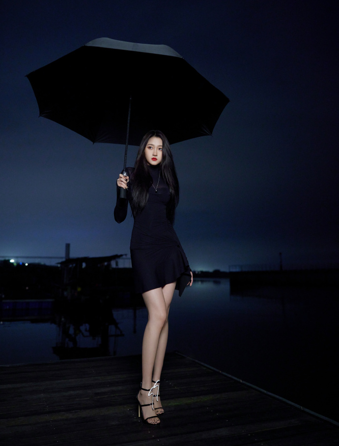 关晓彤散发迷人魅力