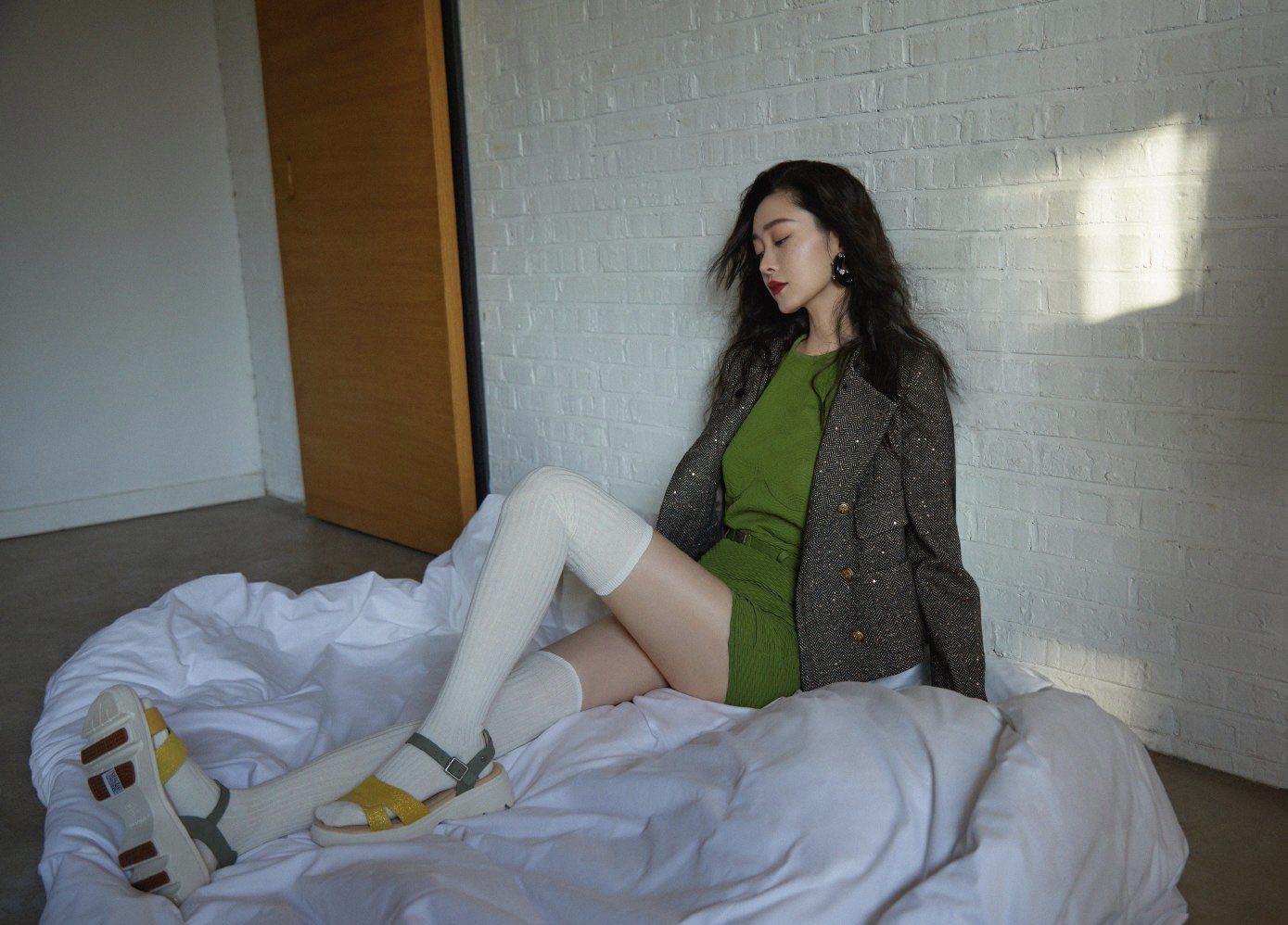 宋轶上衣内搭连衣裙凉鞋配白色长筒棉袜,来自不喜欢穿丝袜的女星