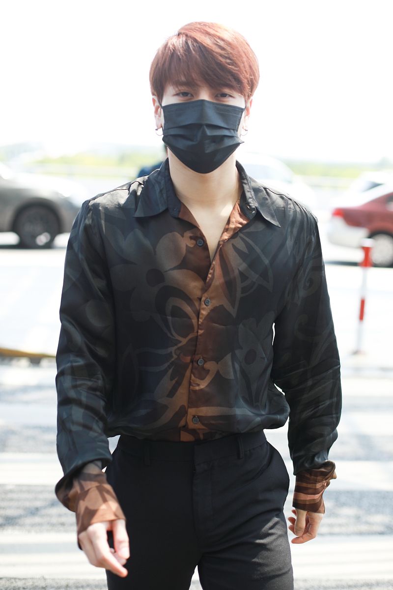 王嘉尔街拍:dries van noten暗纹衬衣搭配西裤阳光鲜肉