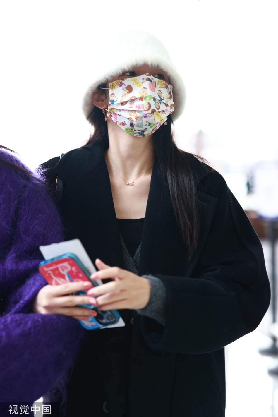 组图:周也黑色大衣现身机场 卡通口罩毛绒帽子少女心爆棚