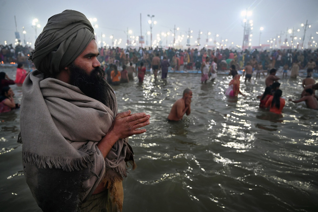 净心加祈福!印度教信徒"佛浴节"圣河沐浴