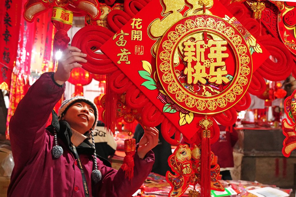 各地年货市场红红火火 市民采购新春饰品