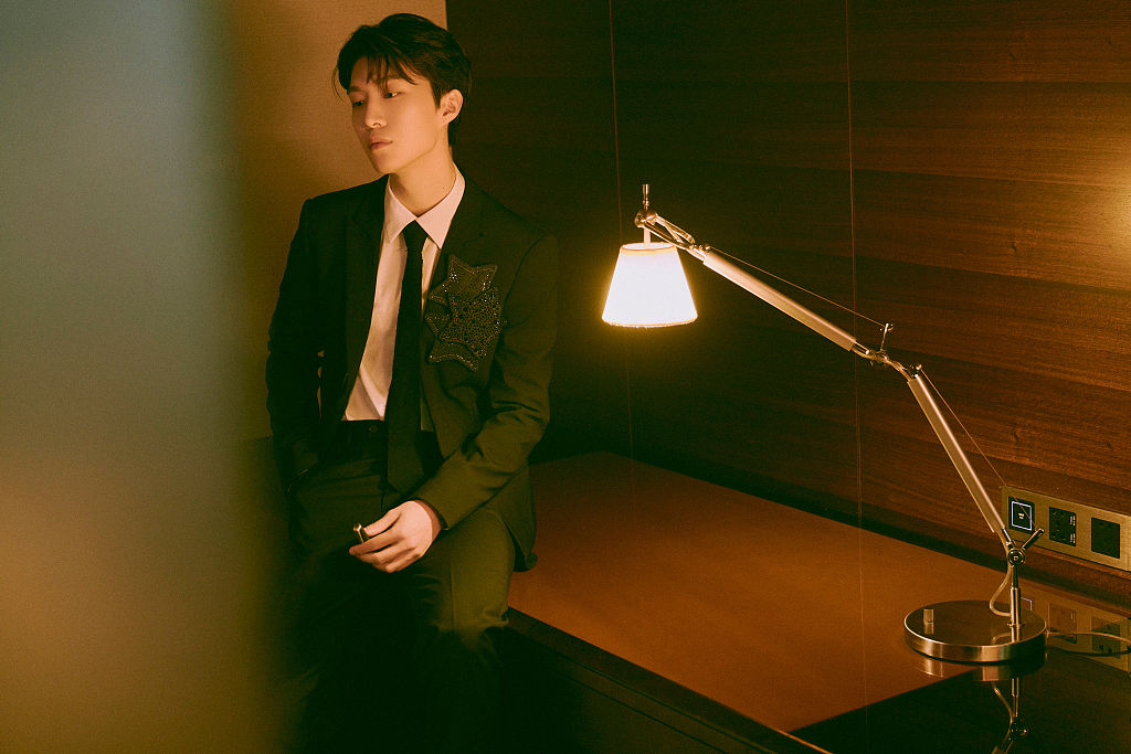 范丞丞"湾区升明月"主题写真曝光 穿质感西装显挺拔身型