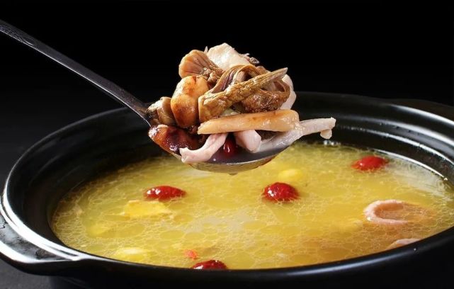 松茸炖土鸡:纯天然山野滋补佳品!