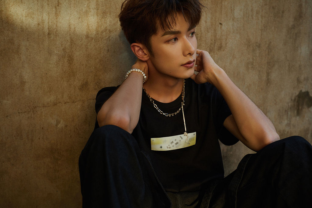 赵奕钦简约潮t搭设计感长裤清俊有型 倚墙而坐半抚额氛围感十足