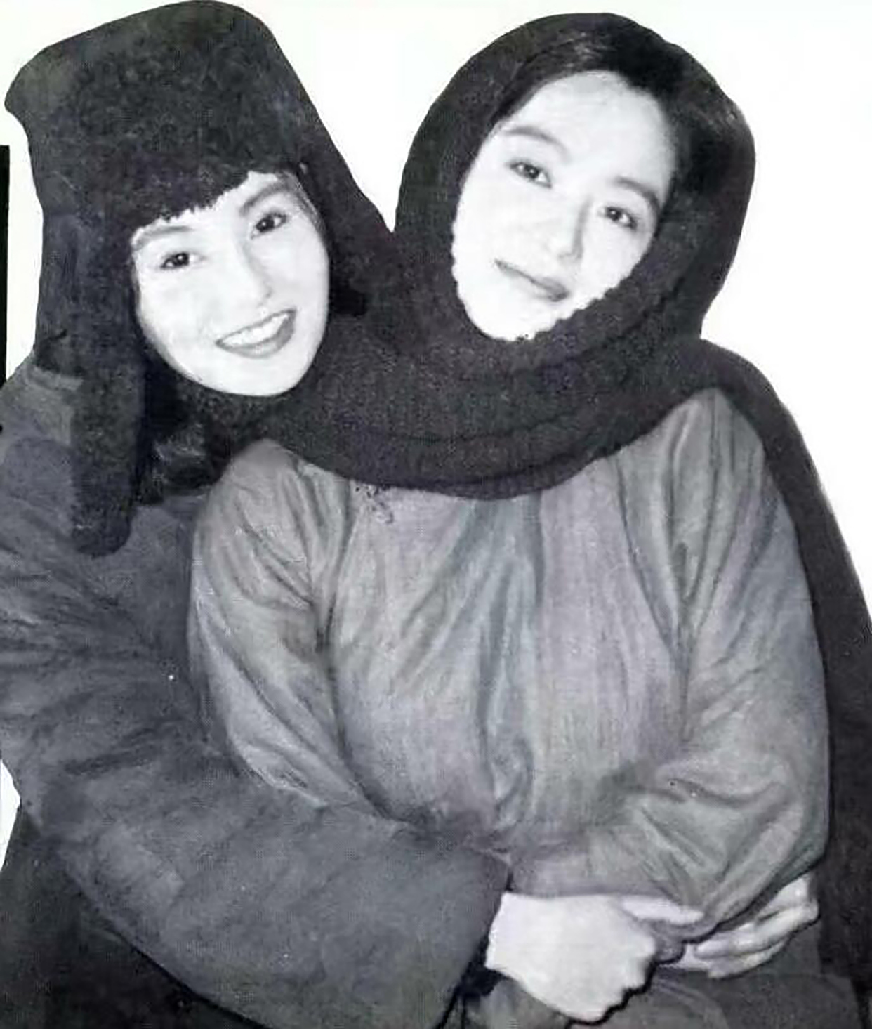 明星早年照:薅钟楚红小辫的张国荣,在英国打乒乓球的翁美玲