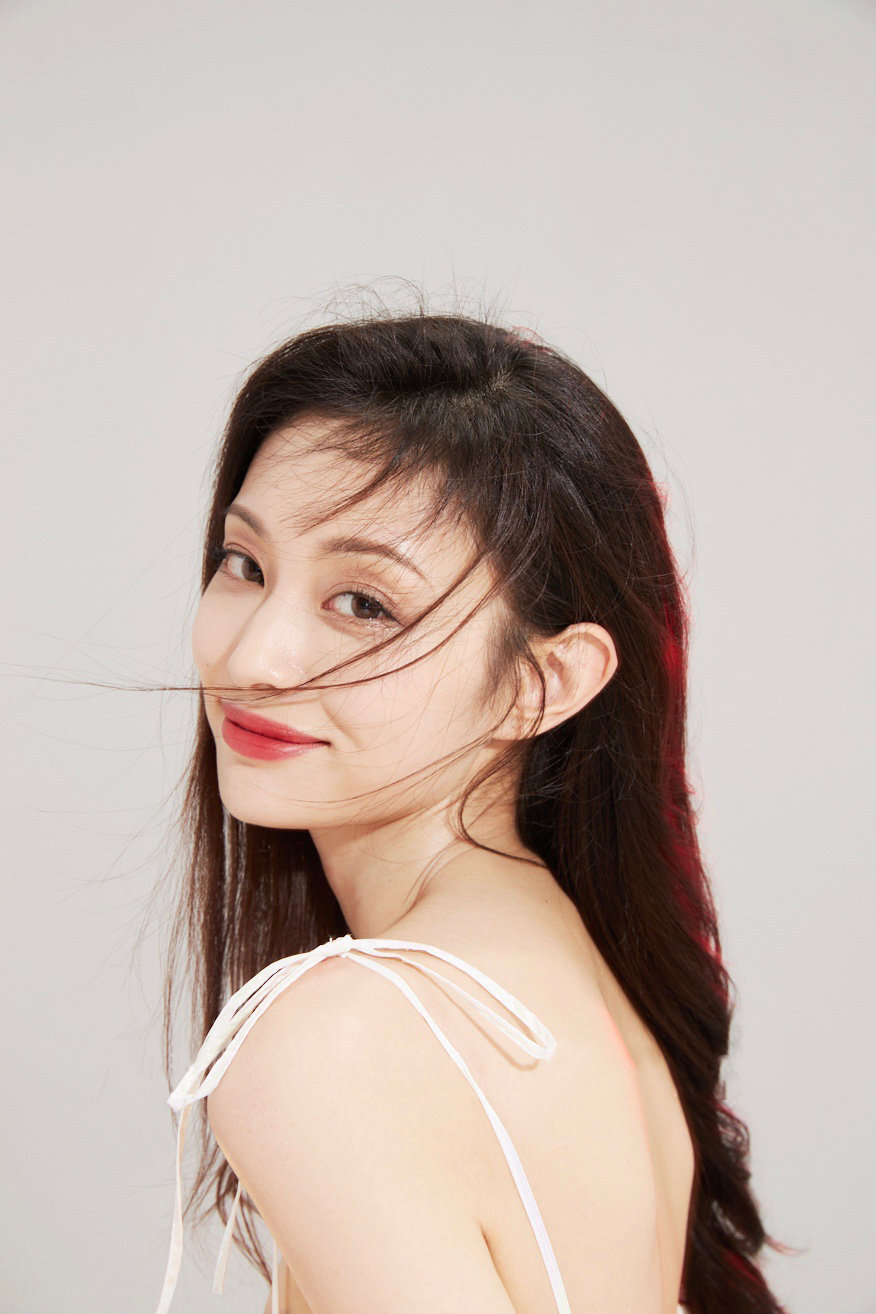 盖玥希吊带白裙性感写真图片