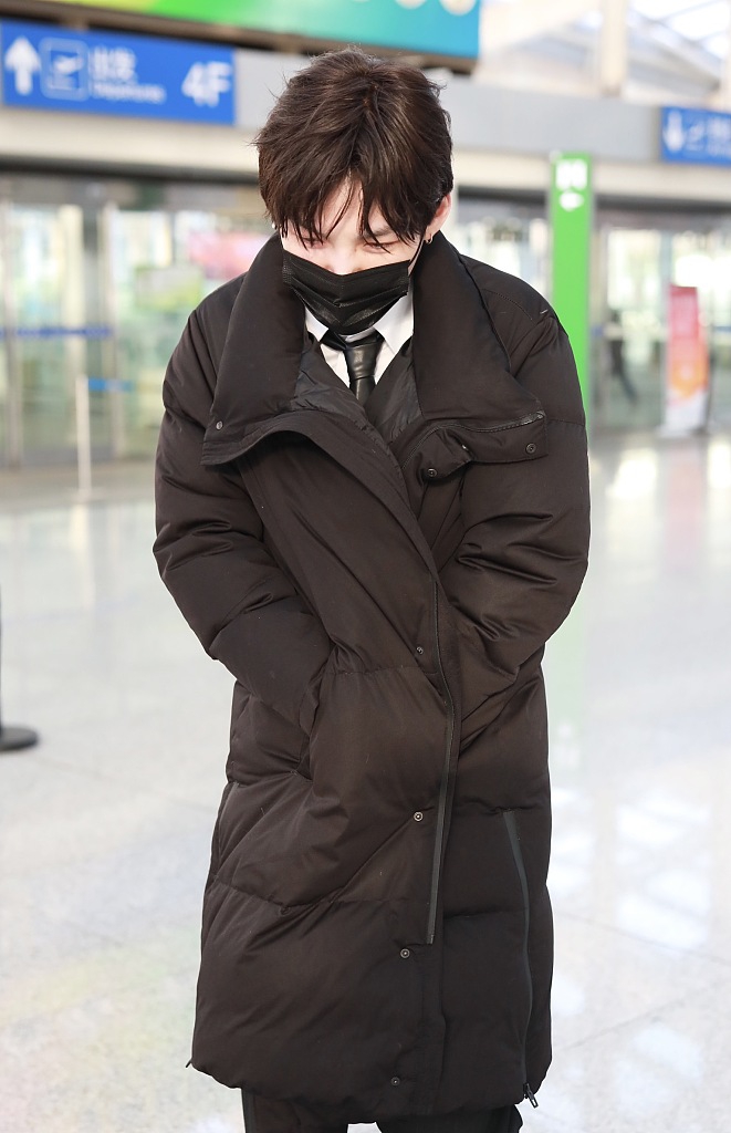 组图:太冷!朱星杰裹长羽绒服现身 手揣兜缩着身子显疲惫