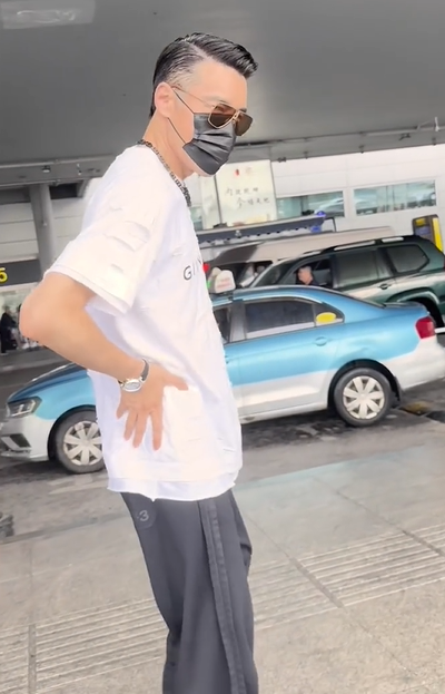 组图:胡兵白t墨镜现身机场 扶腰走路疑似受伤引担忧