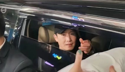 组图:56岁黎明素颜怼脸状态好 获热情粉丝送礼物露腼腆笑容